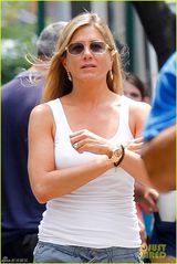 组图：44岁安妮斯顿背心热裤 疑真空当街激凸