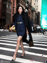 组图：秦岚时尚大片妩媚冷艳 春日街头秀美腿