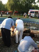 组图：喷泉漏电小伙为救爱犬不幸触电身亡