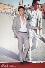 组图：明道出书承诺明年入伍 赴意大利遭男子搭讪