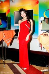 组图：周杰伦绯闻女友陈以庭红裙代言 妩媚俏皮