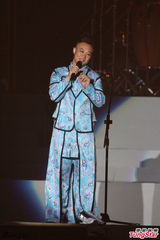 组图：陈奕迅台北火热开唱 台上大玩变装秀