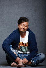 组图：硬汉邵桐冬日写真 手牵萝莉现搞怪一面