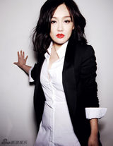 组图：薛佳凝红唇圣诞写真秀硬朗性感