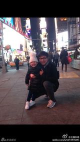 组图：王诗龄纽约时代广场练中国武术萌态十足