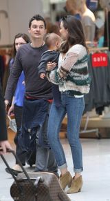 高清图：奥兰多当奶爸出行娇妻米兰达相伴身旁