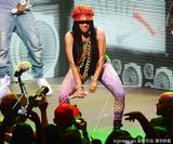 组图：麻辣鸡个唱粉丝强行上台 与保镖激烈扭打