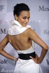 幻灯图集：安妮斯顿性感黑装亮相 肩头惊现神秘手