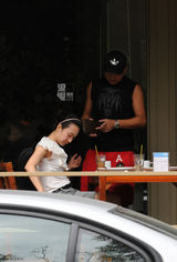 组图：周晓欧吃饭电话不停 开新车送女友回家