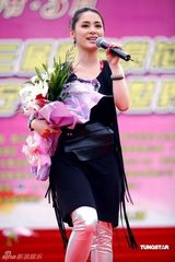 幻灯图集：阿娇桃花节热舞献唱 担心“桃花劫”