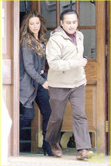 组图：凯蒂-贝金赛尔新片伦敦热拍 片场傻笑