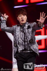 组图：神话新曲夺冠吻奖杯 SHINee钟铉银发回归