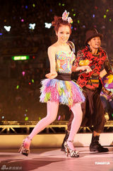 组图：容祖儿香港红馆开唱 与舞伴亲密不尴尬