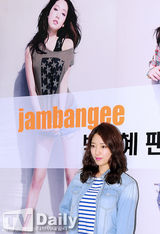 组图：朴信惠出席签名会 牛仔衬衣展干练风