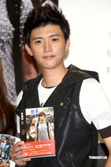 林依晨送上摄影背包力挺好友曾少宗新书发表 