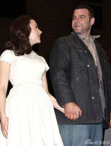 幻灯图集：斯嘉丽舞台剧首演 休-杰克曼等众星捧场