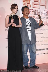 组图：李娅莎获台语女歌手奖 大哭感谢观音菩萨