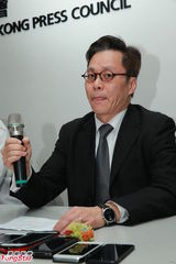 组图：徐濠萦素颜现身香港报业评议会 陈奕迅递交投诉书