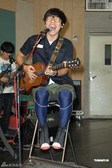 组图：卢广仲不畏台风彩排 郭采洁探班送补品