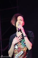 组图：黄义达十一长假不停歇 亮相三地音乐节