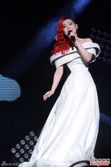 组图：Selina延迟造人 Ella挤胸性感舞老公最爱