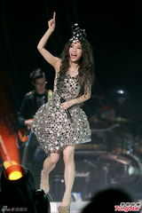 组图：S.H.E合体香港开唱 Selina感触落泪