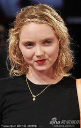 组图：《断开》首映 超模莉丽水墨短裙显个性