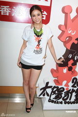 组图：谢安琪爱子就读国际学校 为发榜考生打气