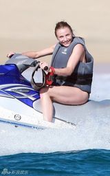 高清组图：卡梅隆-迪亚兹性感比基尼戏水