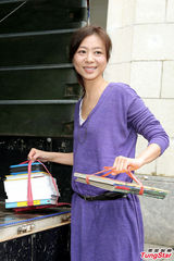 组图：38岁陈绮贞重返校园 男同学送情书示爱