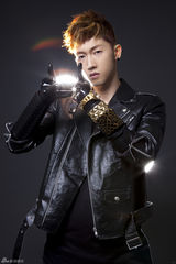 高清组图：张佑赫新专辑宣传照 穿太空服未来感十足