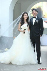 组图：张震大婚献吻娇妻 亲手为新娘提裙摆