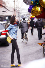 组图：张俪早春街拍红领牛仔衬衫清新