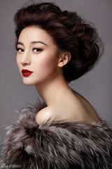 组图：周子涵拍摄精致妆容写真上演慕丝魅惑