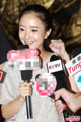 组图：李倩V领毛衣可爱亮相 自曝内心腼腆安静