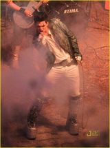 高清：亚当-兰伯特宣传全新MV 踩松糕鞋极尽摇滚