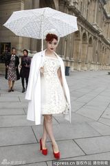 组图：范冰冰亮相巴黎时装周 白衣红唇装扮复古
