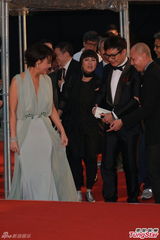 组图：金燕玲纱裙飘逸 牵手钱嘉乐亮相红毯