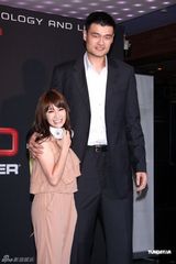 幻灯图：姚明萧亚轩为名品站台 相拥拍照身高悬殊