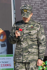 高清组图：韩星玄彬正式退役 众粉丝举牌迎接