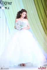 组图：李毓芬婚纱装亮相 笑容甜美妩媚动人