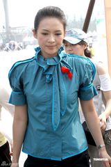 幻灯图：章子怡投身公益事业 与艾滋病童亲密不设防