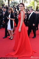 组图：墨西哥小姐西瓦娜红裙拖地气质高贵