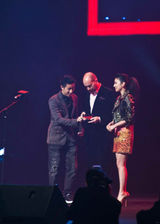 组图：ELLE大典上海举行 黄奕连换两装压轴红毯