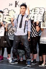 高清组图：关楚耀香港发新碟 现场清唱展唱功