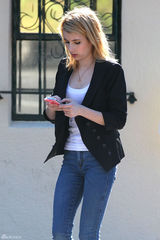 高清组图：艾玛-罗伯兹街拍 小西装外套搭配潮鞋