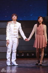 组图：音乐剧《流星恋歌》上演浪漫搞笑异国之恋