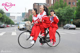 组图：《爱情面前谁怕谁》霍思燕穿校服踏单车