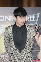 组图：榜中榜小贝贴面女主播 EXO-M西装俊朗