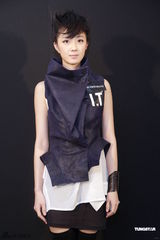 组图：桂纶镁亮相时装展秀别样风情